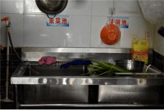 食安蚌埠，每周查餐飲丨現(xiàn)在堂食用餐安全嗎？走，蚌埠市市場(chǎng)監(jiān)管局帶你深入餐廳后廚查查看